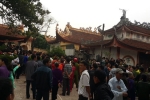 Hoang mang người lạ đòi chôn hài cốt giữa đình làng