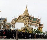 Dân Thái Lan nườm nượp vào viếng Đức Vua