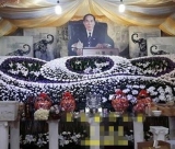 Con trai thuê 50 mỹ nữ nhảy múa trong tang lễ của cha